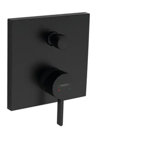 Wannenmischer von Hansgrohe in mattschwarz mit einem bedienbaren Hebel und zwei Reglern zur Einstellung von Wasserfluss und Temperatur auf quadratischer Plattenaufhängung.